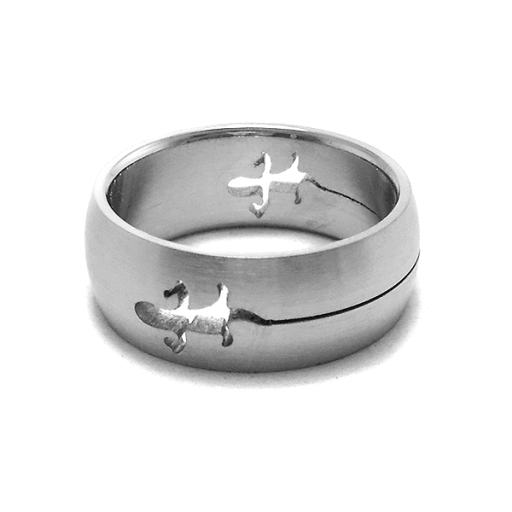 Anillo calado con iguana de acero quirúrgico