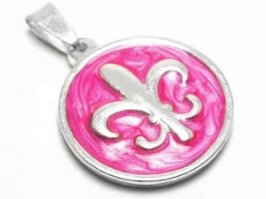 Dije flor de lis esmaltada rosa de acero blanco