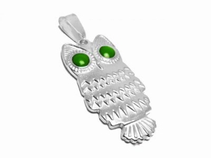 Dije búho tramado con piedras verdes de acero blanco